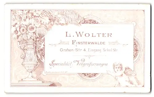 Fotografie L. Wolter, Finsterwalde, Graben-Str. 4, Blumenvase mit Blumengesteck, kleiner Engel