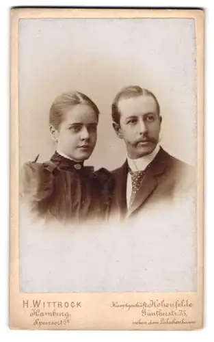 Fotografie H. Wittrock, Hamburg, Speersort 5, Junges Paar in hübscher Kleidung