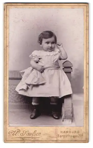 Fotografie W. Paulsen, Hamburg, Bergstr. 21 a Ecke der Hermannstr., Kleines Mädchen im Kleid