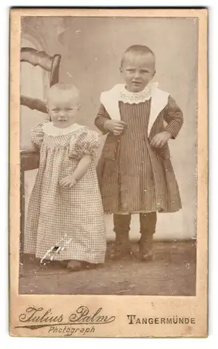 Fotografie Julius Palm, Tangermünde, Zwei Kinder in modischen Kleidern