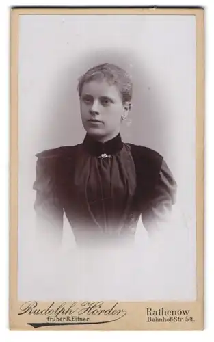 Fotografie Rudolph Hörder, Rathenow, Bahnof-Str. 5 a, Junge Dame mit zurückgebundenem Haar