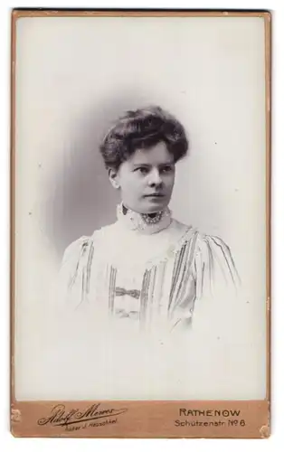 Fotografie Adolf Mewes, Rathenow, Schützenstr. 6, Junge Dame in hübscher Kleidung
