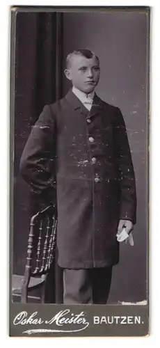 Fotografie Oskar Meister, Bautzen, Junger Herr in modischer Kleidung