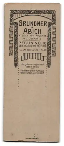 Fotografie Grundner & Abich, Berlin-NO, Gr. Frankfurterstr. 18, Junge Dame in modischer Kleidung mit Heft