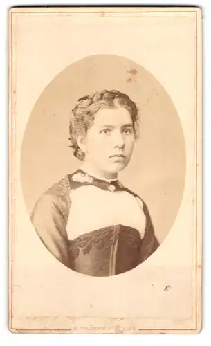 Fotografie M. Vollenweider & Sohn, Bern, Postgasse 47, Junge Dame mit Flechtfrisur