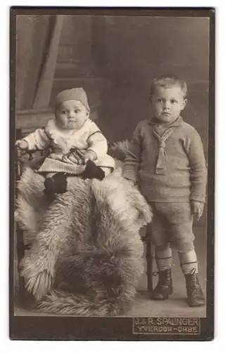 Fotografie J. & R. Spalinger, Yverdon-Orbe, Modisch gekleideter Junge mit Kleinkind