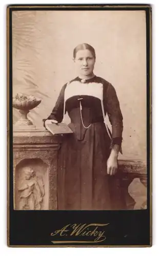 Fotografie A. Wicky, Berne-Interlaken, Junge Dame im Kleid mit Buch in der Hand