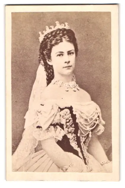 Fotografie unbekannter Fotograf und Ort, Portrait Kaiserin Elisabeth von Österreich, Sissi im Kleid mit Krone 0
