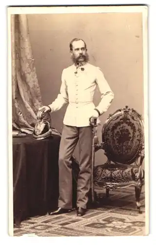 Fotografie L. Angerer, Wien, Portrait Kaiser Franz Josef von Österreich in Uniform mit Raupenhelm