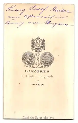 Fotografie L. Angerer, Wien, Portrait Kaiser Franz Josef von Österreich in Uniform mit Raupenhelm