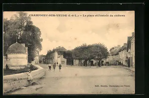 AK Champigny-sur-Veude, La place et l`entrée du château