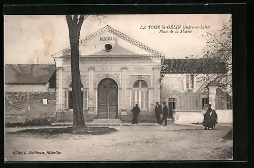 AK La Tour St-Gelin, Place de la Mairie
