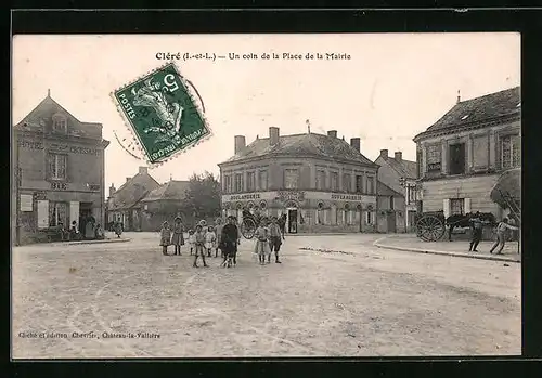 AK Cléré, Un coin de la Place de la Mairie