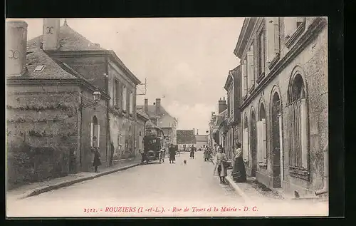 AK Rouziers, Rue de Tours et la Mairie