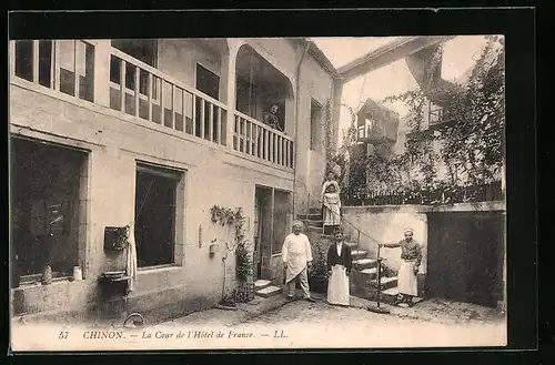 AK Chinon, La Cour de l`Hôtel de France