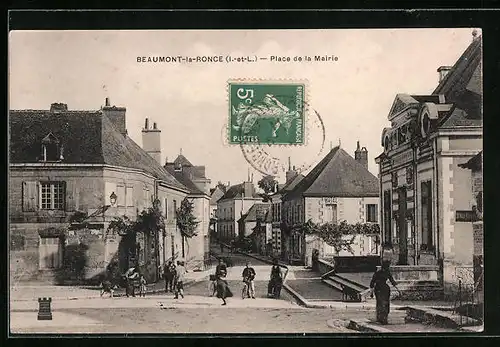 AK Beaumont-la-Ronce, Place de la Mairie