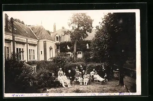 Foto-AK Chateau-la-Valliere, Männer und Frauen sitzten zusammen im Garten, 1927