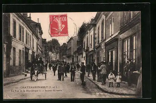 AK Chateaurenault, La Rue de la Republique à heures du matin