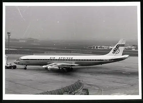 Fotografie Flugzeug - Passagierflugzeug Douglas DC-8 der Air Afrique mit Schlepper