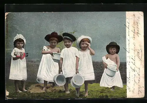 AK Kleinkinder entleeren ihre Töpfe auf dem Acker, Toilettenhumor