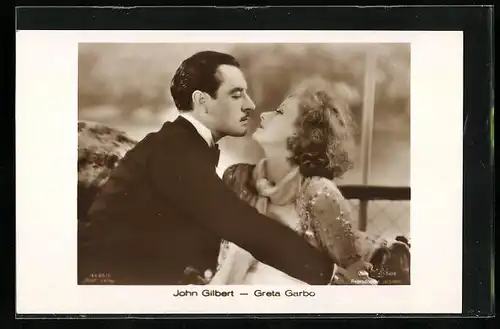 AK Schauspieler Greta Garbo und John Gilbert schauen sich tief in die Augen
