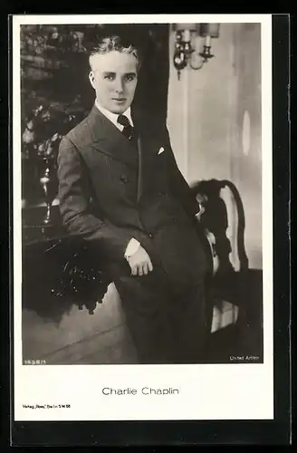 AK Schauspieler Charlie Chaplin im dunklen Anzug