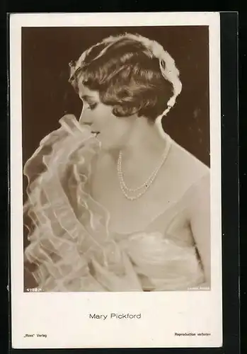 AK Schauspielerin Mary Pickford im eleganten Kleid mit einer Perlenkette
