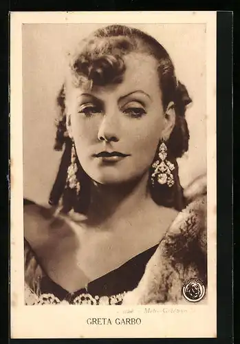 AK Schauspielerin Greta Garbo mit Pelzüberwurf und grossen Ohrringen