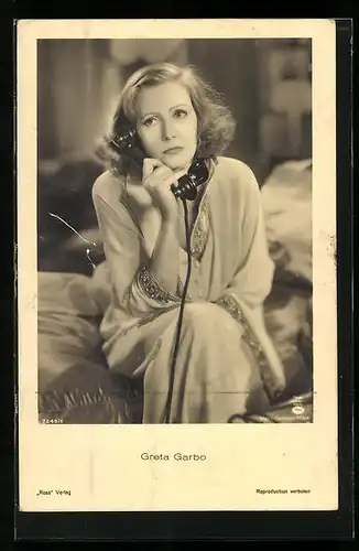 AK Schauspielerin Greta Garbo am Telefon