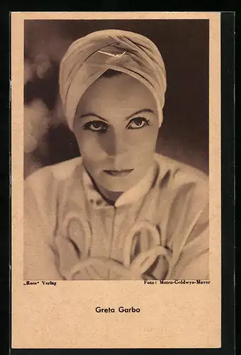 AK Schauspielerin Greta Garbo mit Kopftuch
