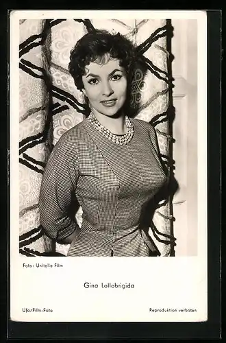 AK Schauspielerin Gina Lollobrigida im karierten Kleid