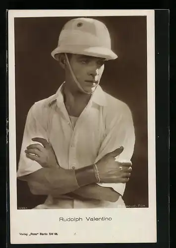 AK Schauspieler Rudolph Valentino im weissen Polohemd