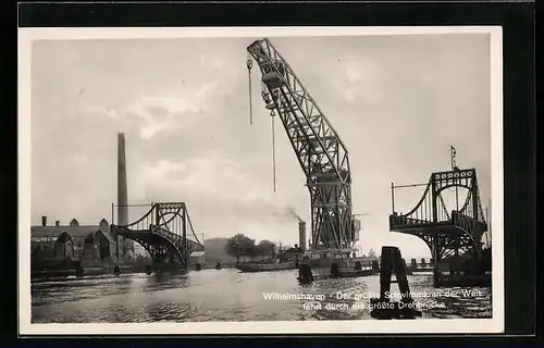 AK Wilhelmshaven, Schwimmkran fährt durch Drehbrücke