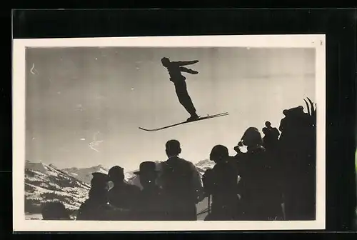 Foto-AK Skispringer kurz nach dem Absprung, Publikum