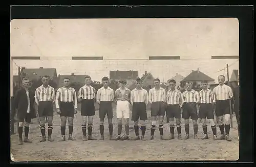Foto-AK Fussballmannschaft vor dem Tor