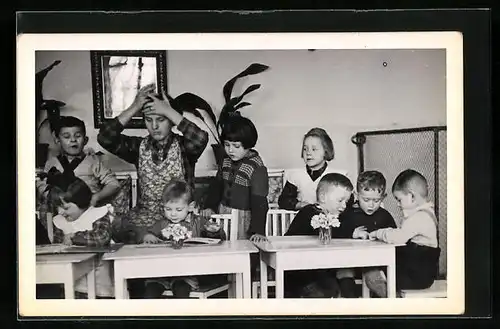 Foto-AK Frau betreut Kinder in der Vorschule