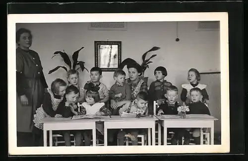 Foto-AK Kinder sitzen brav an ihren Tischen in der Vorschule