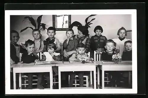 Foto-AK Lehrerin betreut Kinder in der Vorschule
