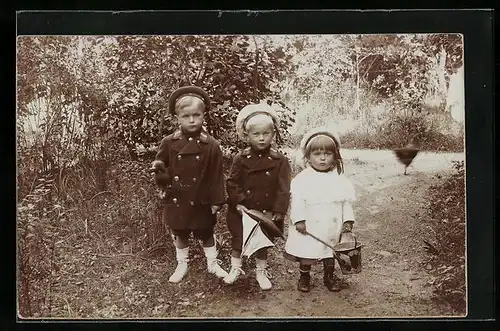 Foto-AK Zwei kleine Matrosen in Uniform mit Mützenband und Mädchen mit Spielzeug