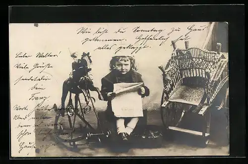 Foto-AK Kind mit Zeitung und Schaukelpferd