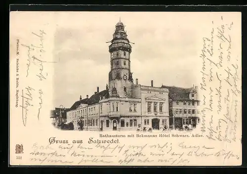 AK Salzwedel, Hotel Schwarzer Adler vor dem Rathausturm