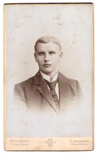 Fotografie Otto Koch, Elmshorn, Panjestr., Junger Herr im Anzug mit Krawatte