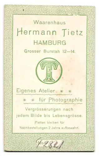 Fotografie Warenhaus Hermann Tietz, Hamburg, Grosser Burstah 12-14, Junger Herr im Anzug mit Fliege