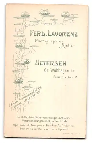 Fotografie Ferd. Lavorenz, Ütersen, Gr. Wulfhagen 16, Junger Herr im Anzug mit Fliege