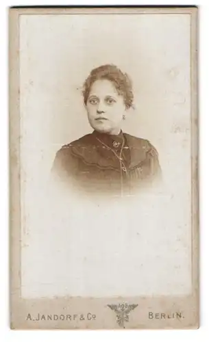Fotografie A. Jandorf & Co., Berlin-C., Spittelmarkt 16-17, Junge Dame mit zurückgebundenem Haar