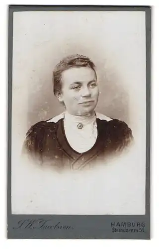 Fotografie J. W. Jacobsen, Hamburg, Steindamm 51, Junge Dame mit zurückgebundenem Haar