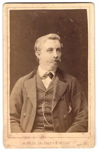 Fotografie Max Balde, Salzburg, Herrngasse 16, Charmanter Herr mit The Zappa