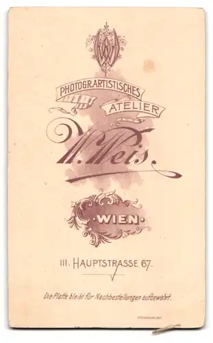 Fotografie W. Weis, Wien, Hauptstr. 67, Ältere Dame in zeitgenössischer Kleidung