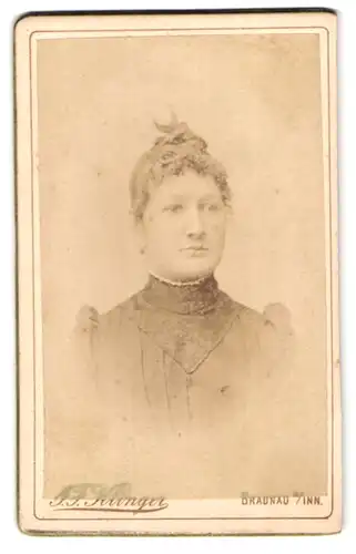 Fotografie J. F. Klinger, Braunau a. Inn, Ringstr. 318, Junge Dame mit hochgestecktem Haar