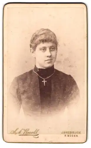 Fotografie S. Aug. Knoll, Innsbruck, Mariatheresienstr. 37, Junge Dame mit Hochsteckfrisur und Kreuzkette
